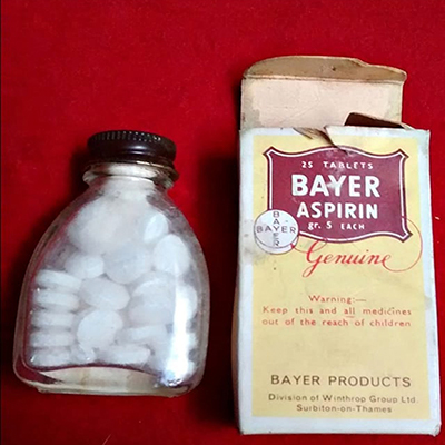 Descricpión de foto - Bote antiguo de Aspirina Bayer de 25 tabletas. - Crédito de foto - María Cristina Smith