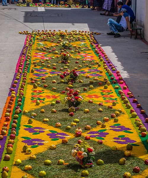 Descripción de foto - Alfombra de procesión con adornos de pera. - Crédito de foto - Daniel Herández