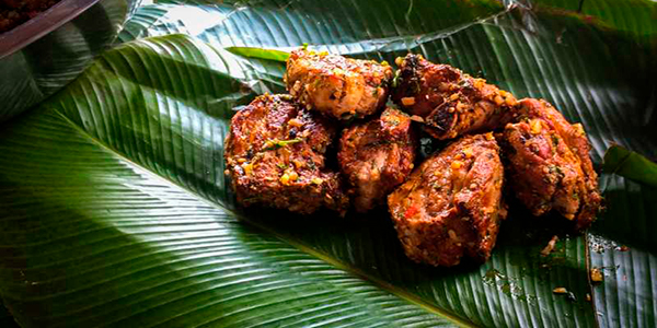 Descripción de foto - Bachá de costilla de cerdo puesto en una hoja de tamal. - Crédito de foto - Sebastián John Blogs
