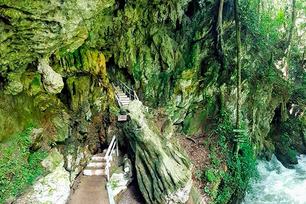 Descripción de foto - Entrada a la Gruta donde se ven las escaleras y el agua corriendo. - Crédito de foto - @marko_vcs - instagram