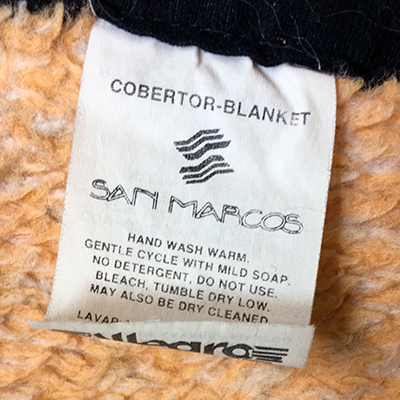 Descripción de foto - Etiqueta de Grupo Textil San Marcos. - Crédito de foto - @aerodi - Twitter