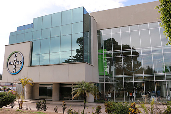 Descripción de foto - Exterior de las instalaciones de Bayer en Guatemala. - Crédito de foto - DENERPRO