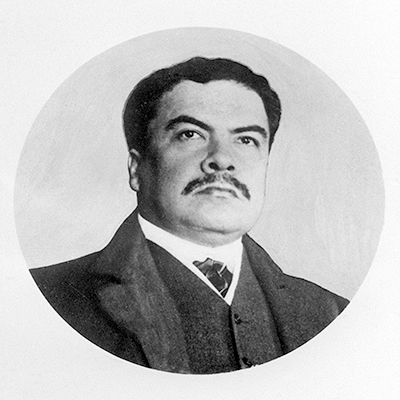 Descripción de foto - Fotografía y retrato a blanco y negro de Rubén Darío. - Crédito de foto- TeleSur