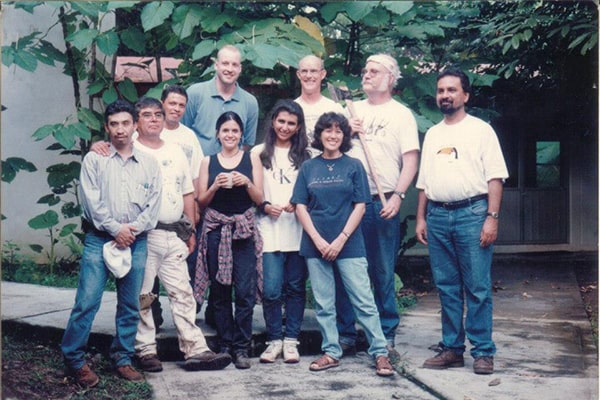 Descripción de foto - Jack Schuster con grupo de estudiantes y colaboradores. - Crédito de foto - Mary Lou