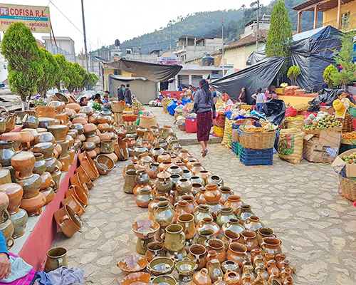 Descripción de foto - Mercado abierto con artesanías, comida y velas para los pobladores. - Crédito de foto - Noticias de Totonicapán