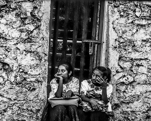 Descripción de foto - Niñas indígenas sentadas en el marco de una puerta. -Descripción de foto - @inesdube.jpg - instagram