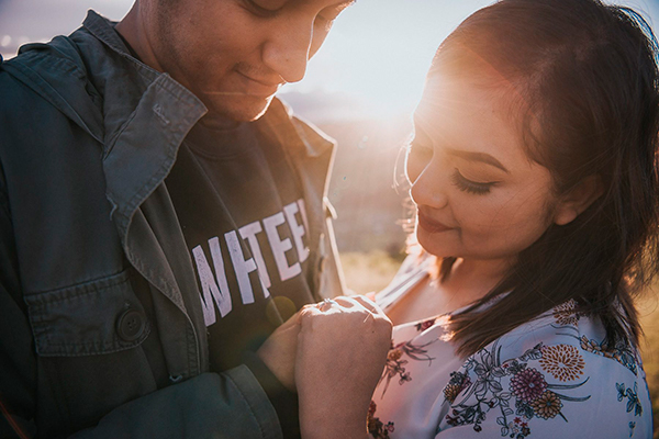 Descripción de foto - Pareja guatemalteca tomándose de la mano y mostrando su anillo de compromiso durante un atardecer. - Crédito - Abel Perez Fotografía