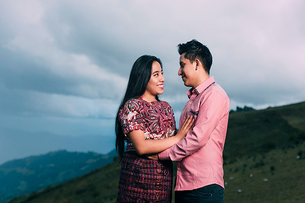 Descripción de foto - Pareja guatemalteca viéndose fijamente a los ojos en medio de una montaña, en Huehuetenango, sonriendo. - Crédito - Abel Perez Fotografía