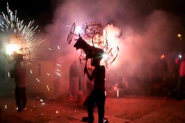 Descripción de foto - Persona realizando la danza del torito mientras se quema con fuegos artificiales. - Crédito de foto - Pinterest