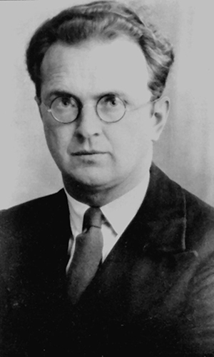 Descripción de foto - Retrato a blanco y negro de Paul Kirchhoff, cuyo rostro está viendo a la cámara. - Crédito de foto - EmbaMex Alemania