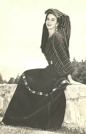 Descripción de foto - Rosario Molina Chacón, la primera miss Guatemala, vestida con un traje típico viendo en dirección a la Cámara. - Crédito de foto - Lubia Castañeda Ruíz