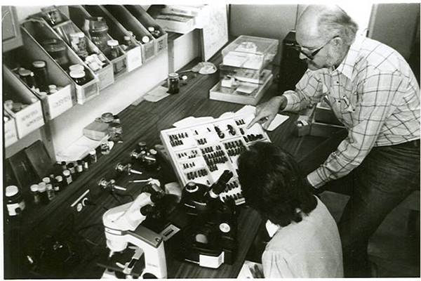 Descripción de foto - Schuster en 1975 mostrando su colecciópn de pasálidos a los estudiantes de la UVG. - Crédito de foto - Hellen Dahinten