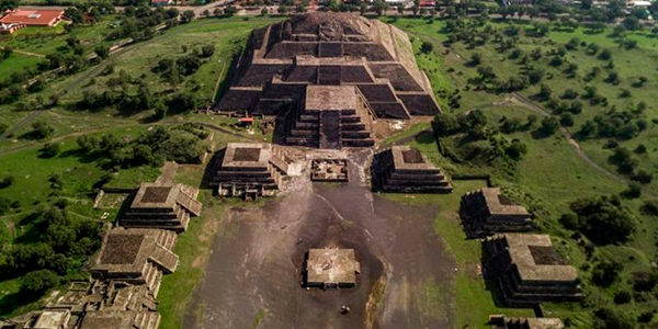 Descripción de foto - Vista aérea de las ruinas de Teotihuacan, México. - Crédito de foto - Concepto