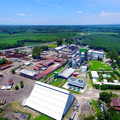 Descripción de foto -Vista aérea de uno de los ingenios donde se observa la plantación, las máquinas y el campo. - Crédito - Asazgua