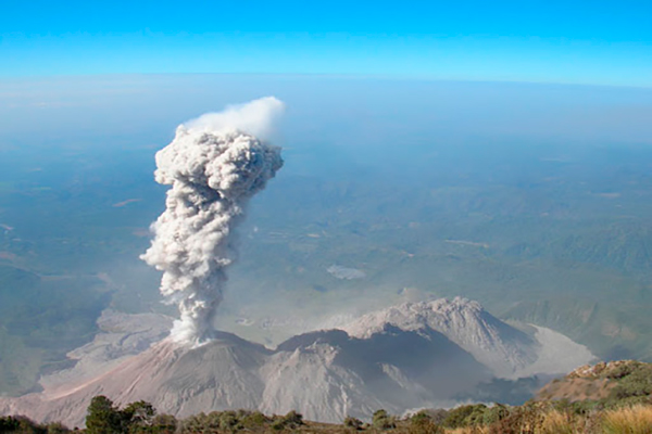 Descripción de foto - Vista aérea del Volcán Santiaguito haciendo erupción. - Crédito de foto - Toda Noticia