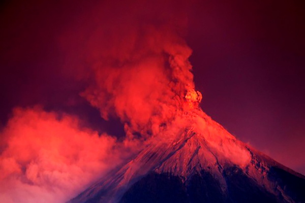 Descripción de foto - Vista a distancia del Voclán de Fuego haciendo erupción. - Crédito de foto - ABC
