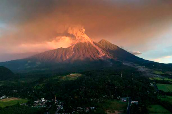 Descripción de foto - Vista a distancia del Volcán de Fuego con poca lava activa. - Crédio de foto - El Comercio