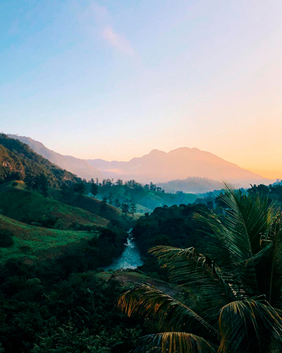 Descripción de foto - Vista del amanecer entre las montañas de Lanquín. -Descripción de foto - @anna_rieckmann - instagram