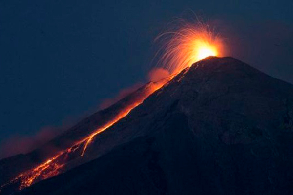 Descripción de foto - Volcán Pacaya durante la noche haciendo erupción. - Crédito de foto - El Nuevo Diario