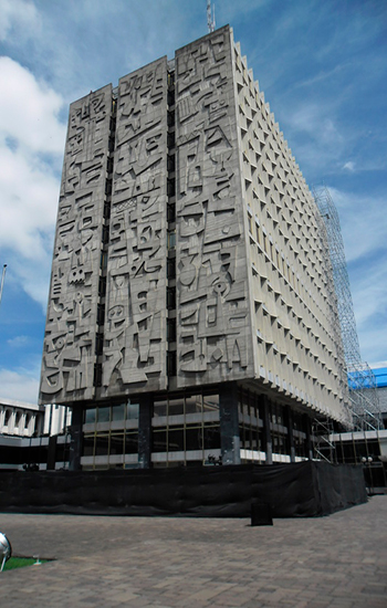 Descripción de foto - edificio del banco de Guatemala en mantenimiento y remodelacion, 2018. - Crédito de foto - Art Deco