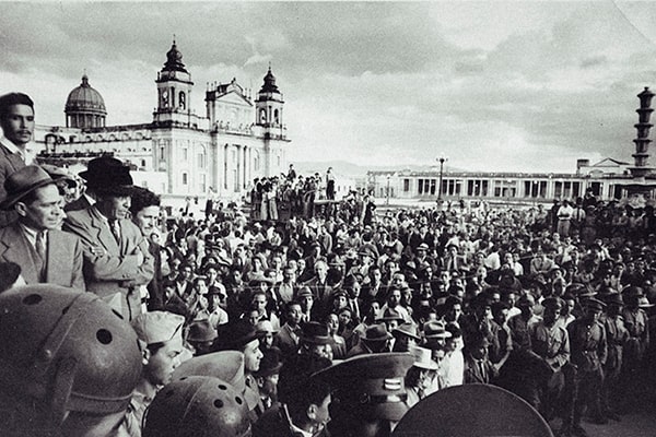 Descripción de foto - imagen a blanco de guatemaltecos durante la revolución del 44. - Crédito de foto - Signos e interpretantes