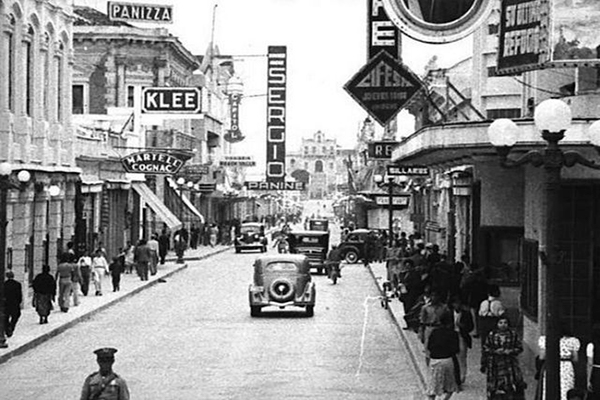 Descripción de foto - imagen a blanco y negro de las calles del centro histórico en los años 30. - Crédito de foto - Lubia Castañeda Ruíz