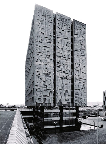 Descripción de foto - imagen a blanco y negro del edificio terminado del Banco de Guatemala. - Crédtio de foto - Reisen Architektur