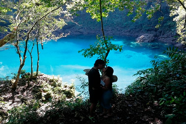 Descripción de foto - pareja guatemalteca dandose un beso cerca de la Laguna Brava de Guatemala. - Crédito de foto - Analy gonzalez
