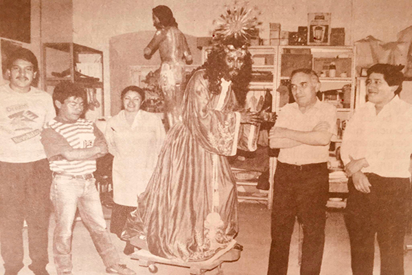 Personal del IDAEH restaurando la Imagen Consagrada de Jesús de Nazareno - Crédtio de foto - FéyDevoción Suchitepéquez