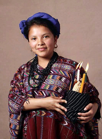 Crédito de foto - Chica vestida con el traje típico de Patzicía, Chimaltenango. - Crédito de foto - Mujeres de corte un arte perfecto