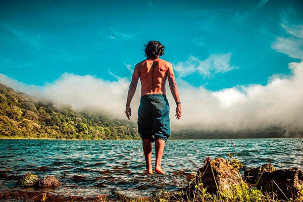 Descripción de foto - Hombre de espaldas, caminando en las aguas de la laguna de Ipala. - Crédito de foto - javier_ortiz19 - Instagram