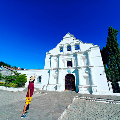 Descripción de foto - Hombre parado frente a la Iglesia de San Agustín, durante la mañana. - Crédito de foto - @chunramos - Instagram