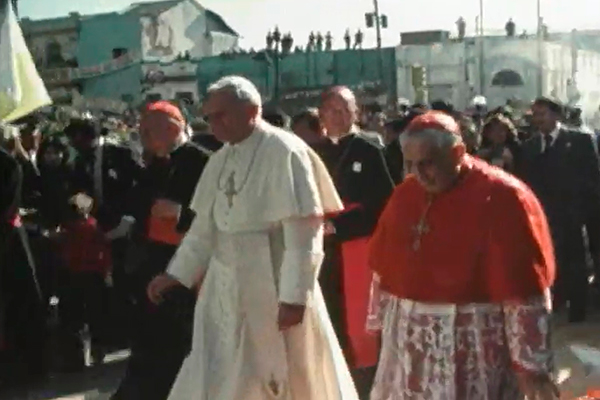 Descripción de foto - Juan Pablo II saliendo de haber dado misa en la catedral de la ciudad capital. - Crédito de foto - adn guatemala