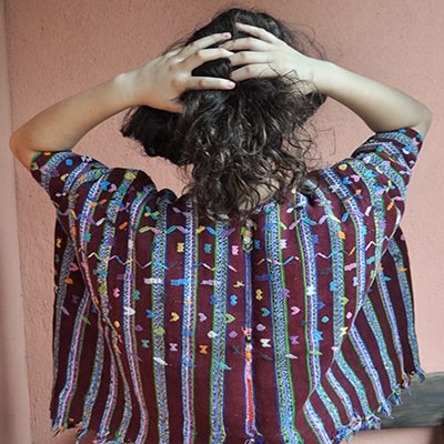 Descripción de foto - Mujer de espaldas portando el huipil de Patzicía. - Crédito de foto - Ixchel Textiles