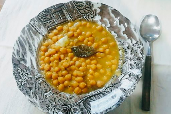 Descripción de foto - Plato junto que tiene garbanzos a la carmelita acompañado de una cuchara. - Crédito de foto - Pinterest