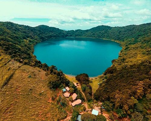 Descripción de foto - Vista aérea de la laguna y el volcán de Ipala. - Crédito de foto - @villatorotc - Instagram