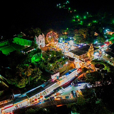 Descripción de foto - Vista aérea y nocturna de la feria de San Jerónimo Baja Verapaz, cerca de la iglesia. - Crédito de foto - Mayra Dayly Moran