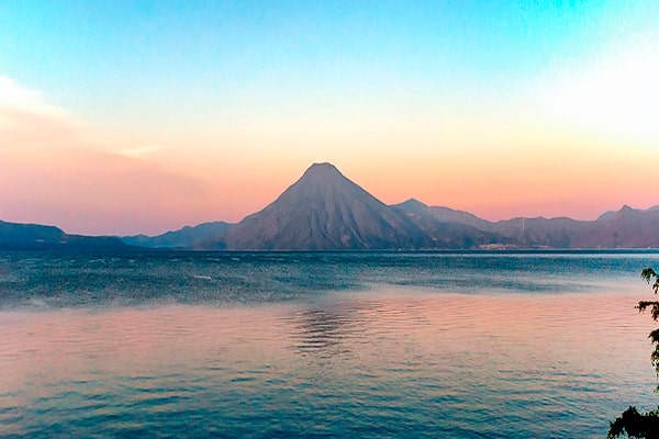 Descripción de foto - Vista del lago de Atitlán en el amanecer. - Crédito de foto - Visit Centroamérica