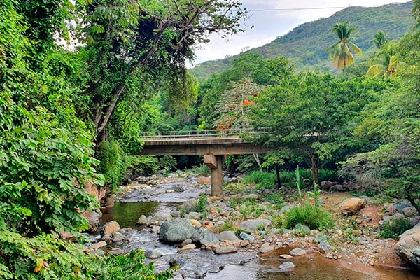 Descripción de foto - el río Hato pasando por debajo de un puente. - Crédito de foto infantiaN