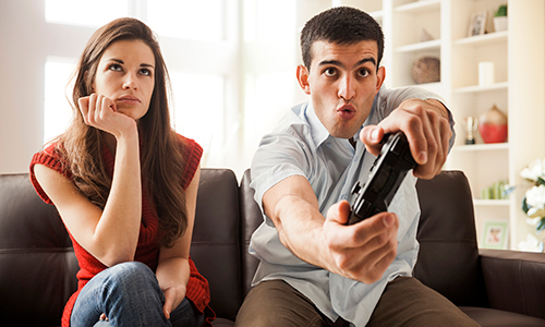 Descripción de foto - mujer irritada al lado de un hombre que sostiene un control de videojuegos. - Crédito de foto - Today Show