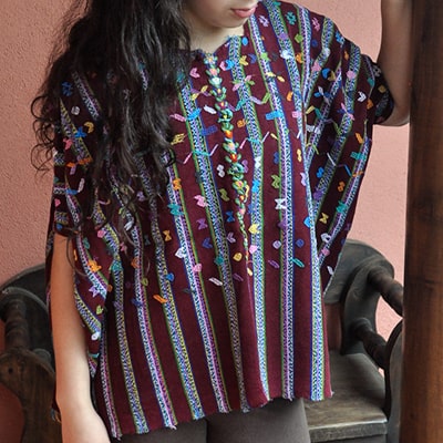 Descripción de foto - mujer portando el huipil de Patzicía. - Crédito de foto - Ixchel Textiles