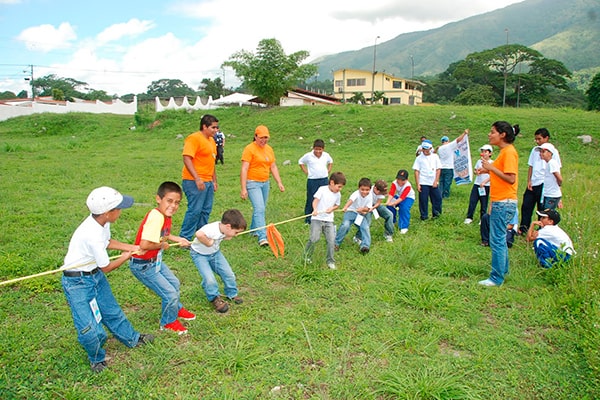 Descripción de foto - niños jugando al arranca cebollas con un lazo. - Crédito de foto - Juegos tradicionales blogg