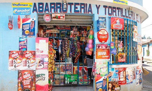 Descripción de foto - parte externa de una tienda y abarrotería en un barrio de Guatemala. - Crédito de foto - Noticias 51 S.M.P