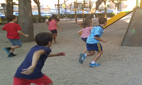 Descripción de la foto para personas con discapacidad visual - Niños en un parque jugando tenta. - Crédito de foto - Juegos tradicionales