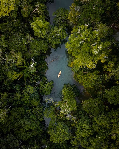 Descripción de la foto para personas con discapacidad visual - Vista aérea de Río Dulce, en Izabal. - Crédito de foto - @followthesuntravel - Instagram