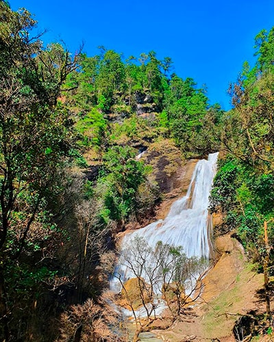 Descripción de la foto para personas con discapacidad visual- Vista de una cascada ubicada en los bosques de Quiché. - Crédito de foto - @luvegoz - Instagram
