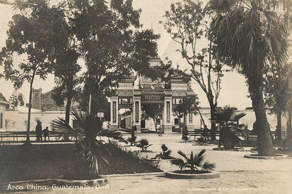 Descripción de la foto para personas con discapacidad visual: vista del arco chino colocado en la plaza de la constitución de Guatemala. (Crédito de foto: BendavPostcards)