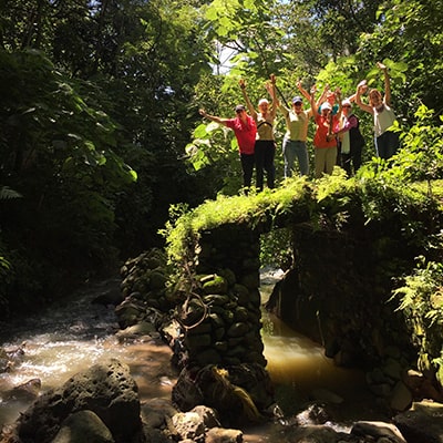 Descripción de la foto para personas con discapacidad visual: personas sobre una piedra donde pasa un río. (Crédito de foto: Jungla Urbana / Facebook)