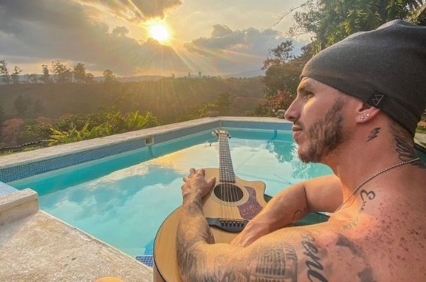Biografía de Ale Mendoza, cantante guatemalteco.