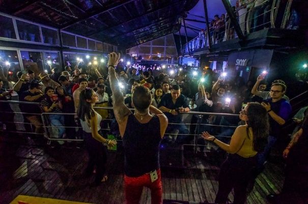 Biografía de Ale Mendoza, cantante guatemalteco_